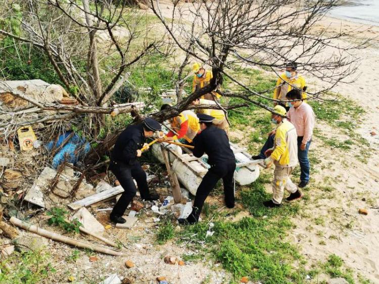 海滩市南区综合行政执法局快速联动清理海滩废弃船只