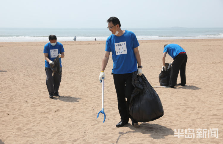 海洋环境青岛石老人海水浴场：保护海洋环境 清除沙滩垃圾