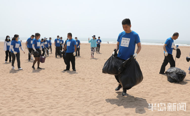 海洋环境青岛石老人海水浴场：保护海洋环境 清除沙滩垃圾