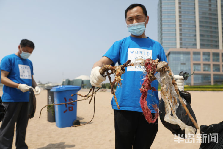 海洋环境青岛石老人海水浴场：保护海洋环境 清除沙滩垃圾