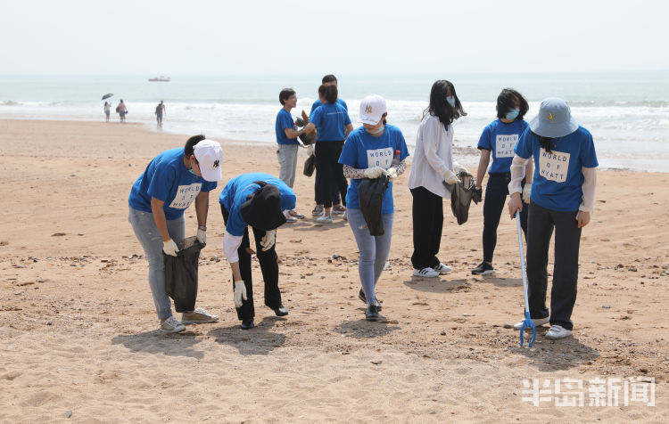 海洋环境青岛石老人海水浴场：保护海洋环境 清除沙滩垃圾