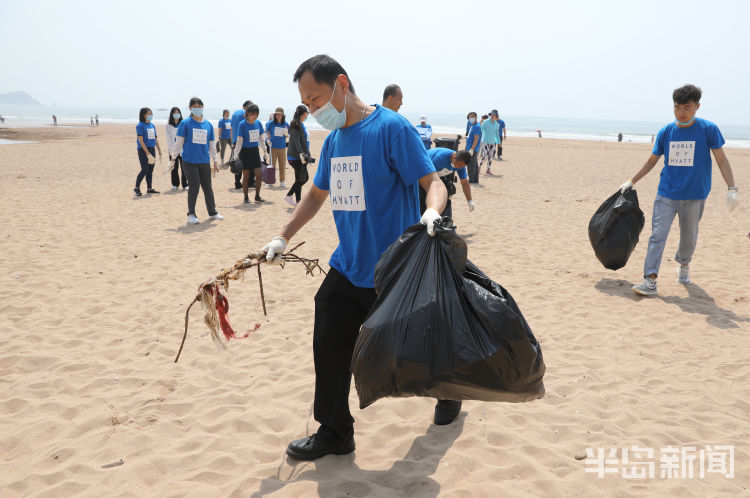 海洋环境青岛石老人海水浴场：保护海洋环境 清除沙滩垃圾