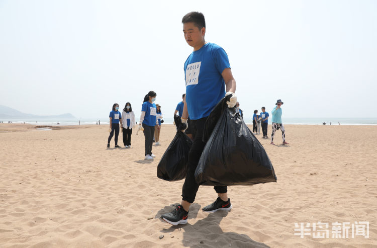 海洋环境青岛石老人海水浴场：保护海洋环境 清除沙滩垃圾