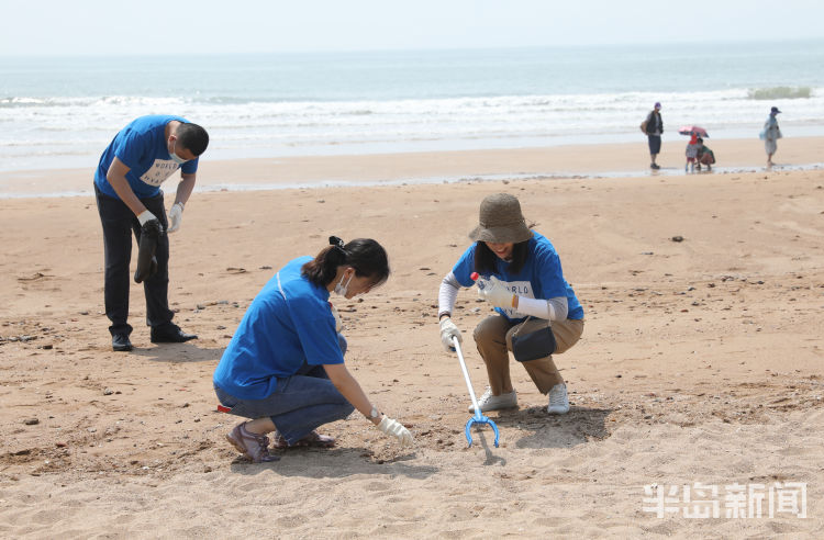 海洋环境青岛石老人海水浴场：保护海洋环境 清除沙滩垃圾