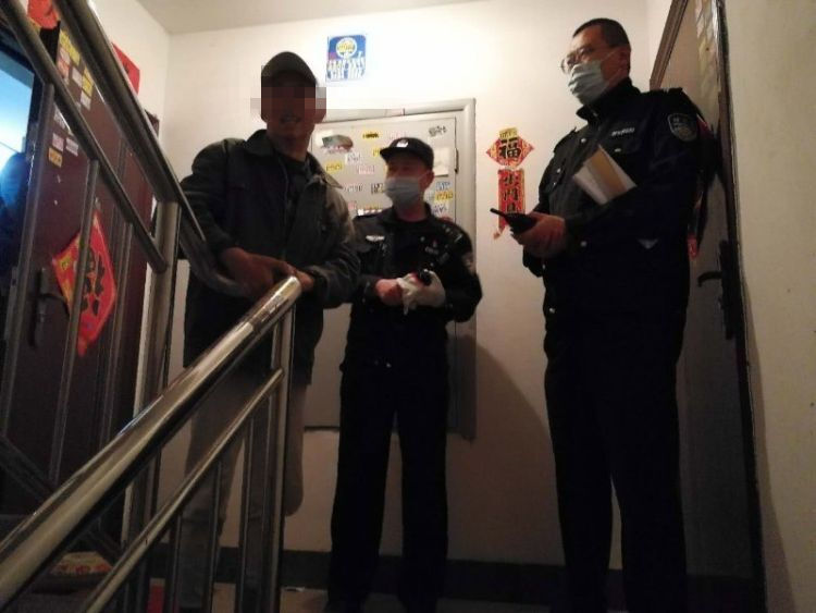 帮其八旬老人凌晨迷路 湘潭路派出所民警挨家挨户敲门帮其回家