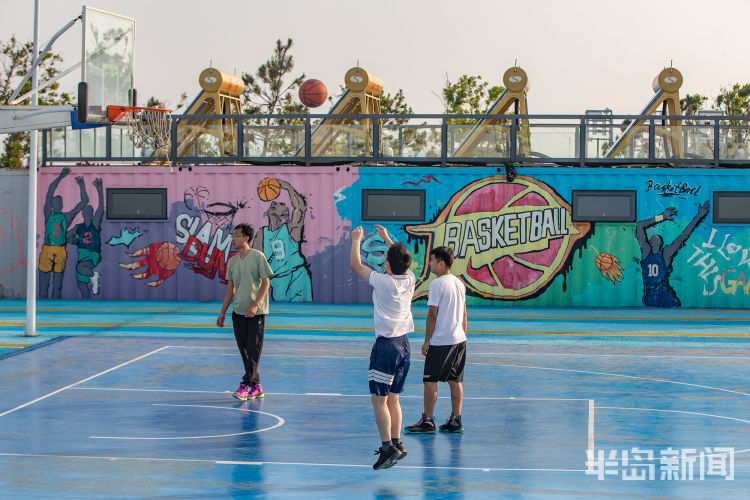 打篮球西海岸新区金沙滩啤酒城海滨：蓝色涂漆篮球场 从空中俯瞰很是独特