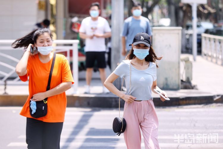 商街李沧区一条商业步行街 周一行人仍是络绎不绝