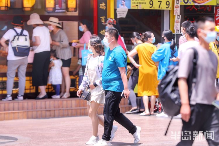 商街李沧区一条商业步行街 周一行人仍是络绎不绝