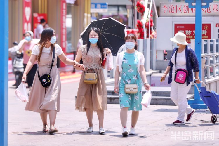 商街李沧区一条商业步行街 周一行人仍是络绎不绝