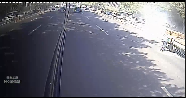 火情路遇火情 青岛103路公交车驾驶员挺身而出