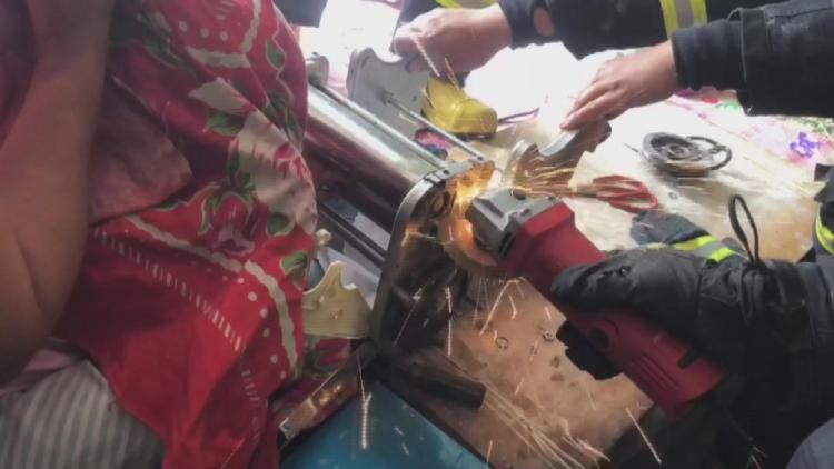 压面机3岁娃手卡压面机滚轴内 莱西消防队员紧急破拆