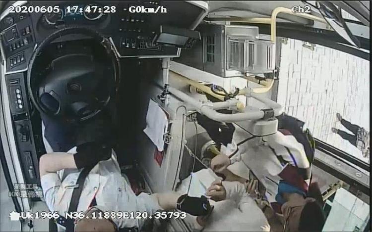 口罩娘俩上车忘戴口罩 市北巴士驾驶员自备口罩暖心赠送