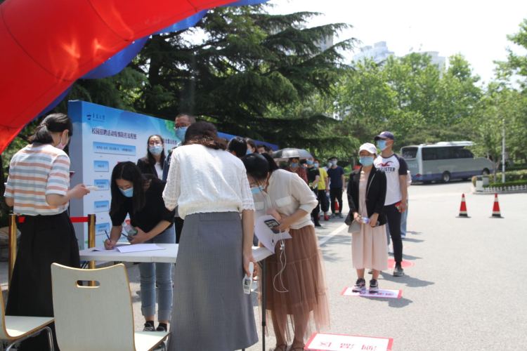 100青岛大学启动山东首场高校毕业生现场招聘会 每时段限定100人应聘