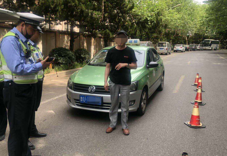 查后出租车司机还敢酒驾！被查后撒谎称手部受伤涂了药酒