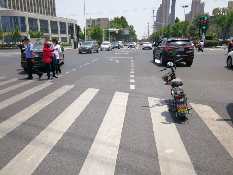 左转电动车左转与小汽车刮擦怎么判定责任？交警告诉你
