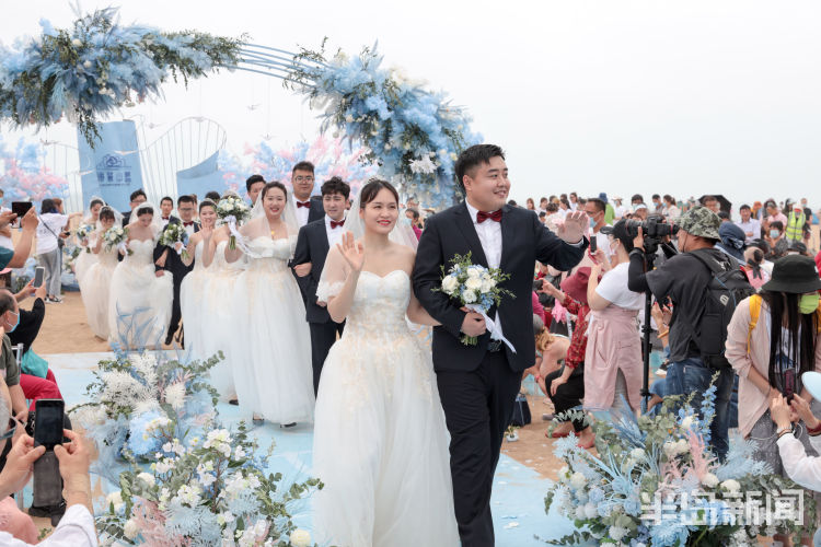 26幸福不延迟 青岛26对新人石老人海水浴场集体大婚