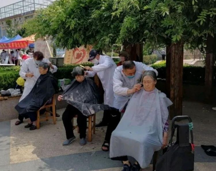 振华路李沧区振华路社区开展“邻里节”志愿服务活动