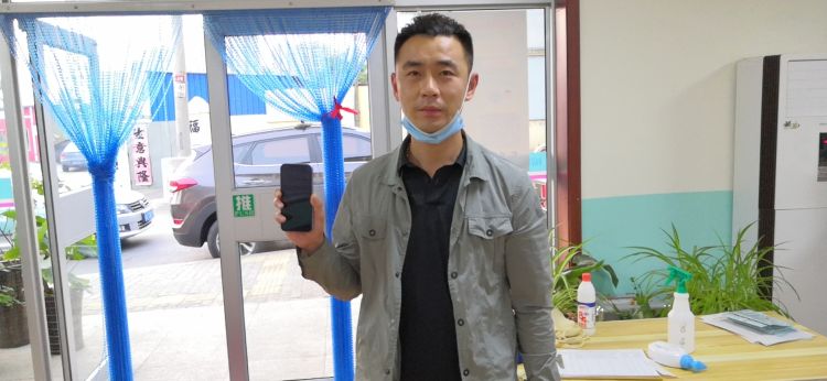 的哥手机落在出租车上差点被昧下 多亏青岛的哥机智细心