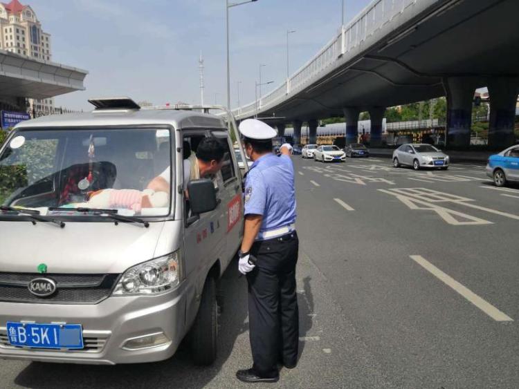 斑马线斑马线前不礼让行人 青岛这个司机被拦下还有点“不服”？