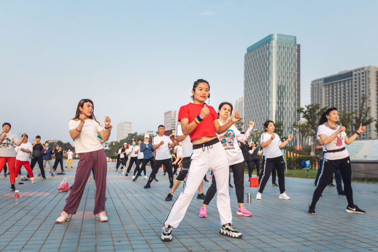 健身操青岛二孩妈妈变健身操达人 海边直播吸引10万粉丝