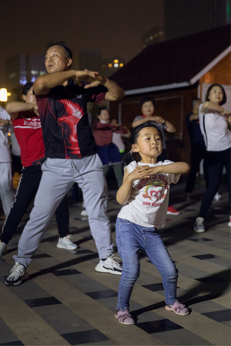 健身操青岛二孩妈妈变健身操达人 海边直播吸引10万粉丝