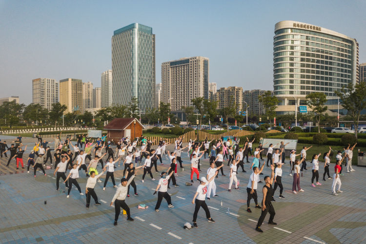 健身操青岛二孩妈妈变健身操达人 海边直播吸引10万粉丝