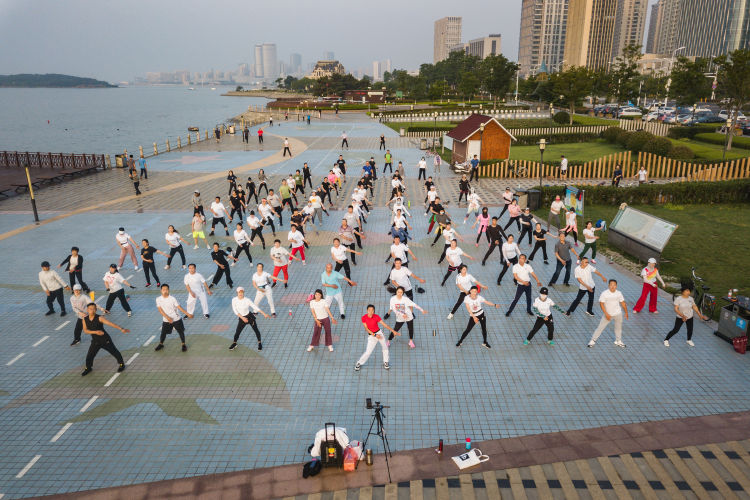 健身操青岛二孩妈妈变健身操达人 海边直播吸引10万粉丝