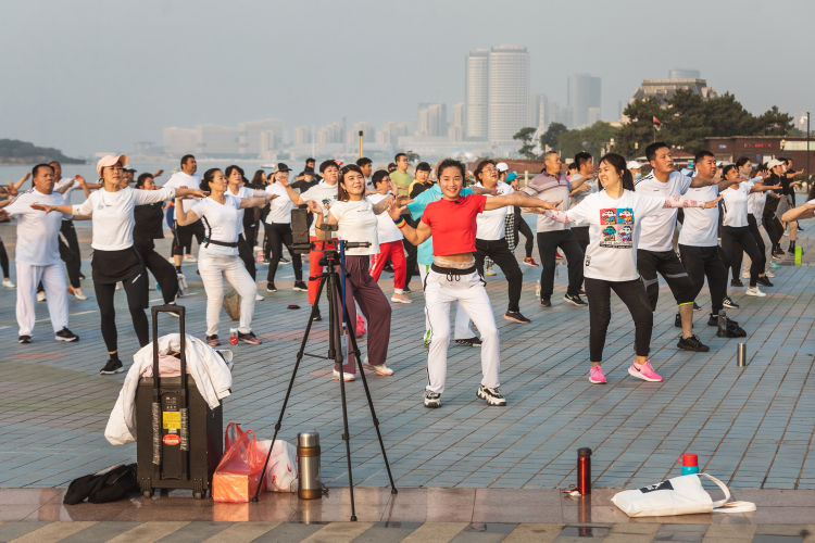 健身操青岛二孩妈妈变健身操达人 海边直播吸引10万粉丝