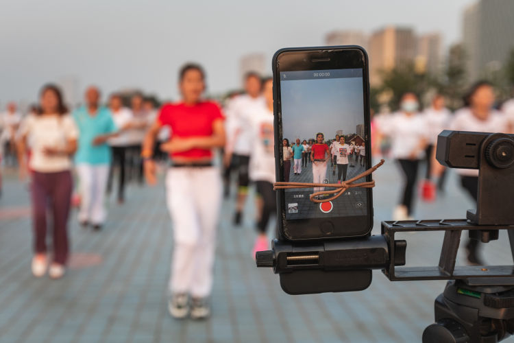 健身操青岛二孩妈妈变健身操达人 海边直播吸引10万粉丝