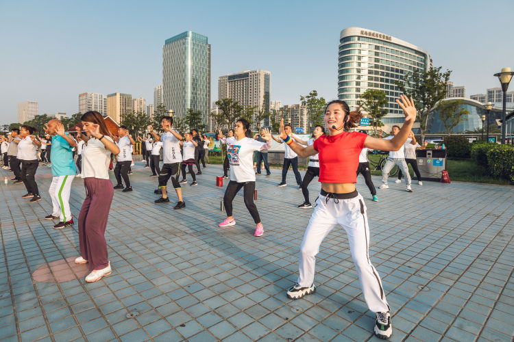 健身操青岛二孩妈妈变健身操达人 海边直播吸引10万粉丝