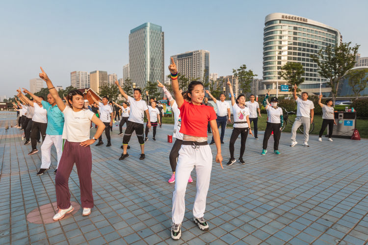 健身操青岛二孩妈妈变健身操达人 海边直播吸引10万粉丝