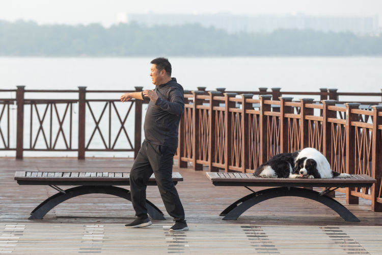 健身操青岛二孩妈妈变健身操达人 海边直播吸引10万粉丝