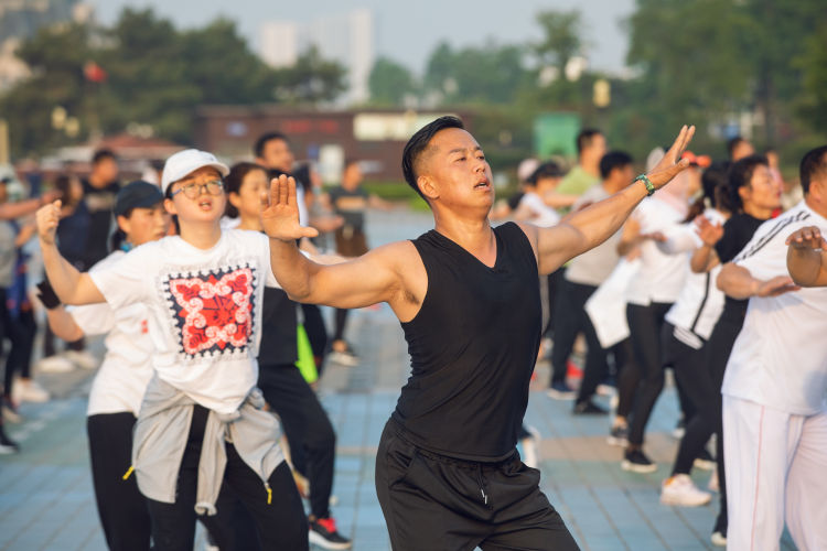 健身操青岛二孩妈妈变健身操达人 海边直播吸引10万粉丝