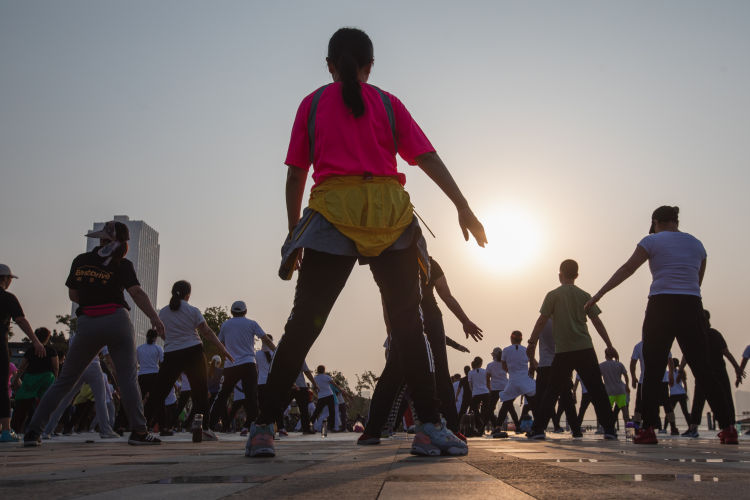 健身操青岛二孩妈妈变健身操达人 海边直播吸引10万粉丝