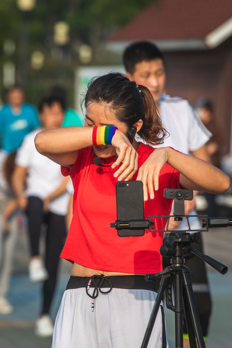 健身操青岛二孩妈妈变健身操达人 海边直播吸引10万粉丝