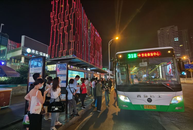 岛城李沧区公交线路加密班次 助力青岛夜经济