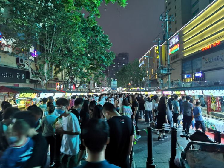 岛城李沧区公交线路加密班次 助力青岛夜经济