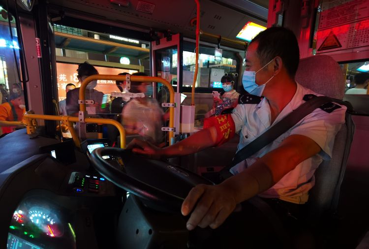 岛城李沧区公交线路加密班次 助力青岛夜经济