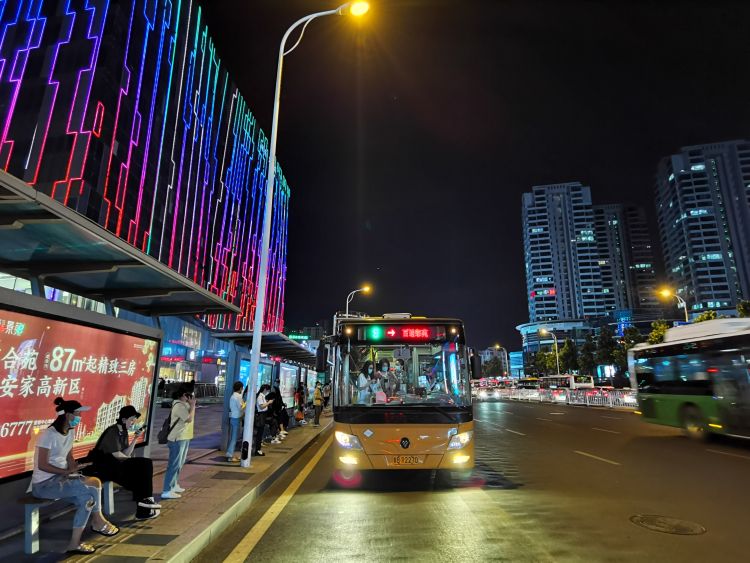 岛城李沧区公交线路加密班次 助力青岛夜经济