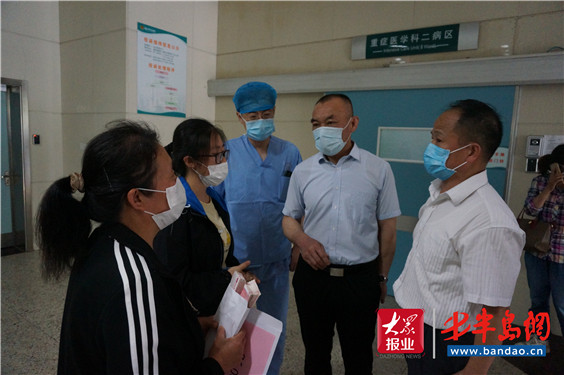 青岛市见义勇为基金会看望“扯被”英雄宋玉武 送上2万元慰问金