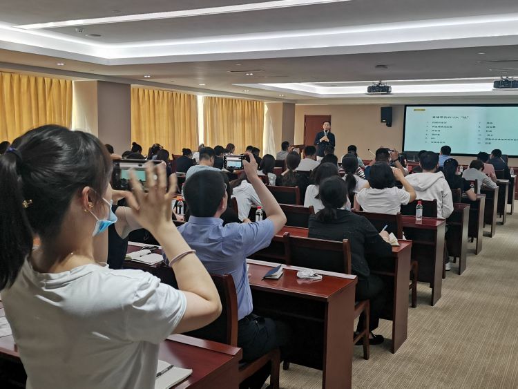 更香绕过12个坑 直播带货这碗饭更香！市派即墨服务企业工作队为企业送上最急需的服务