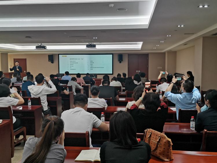 更香绕过12个坑 直播带货这碗饭更香！市派即墨服务企业工作队为企业送上最急需的服务