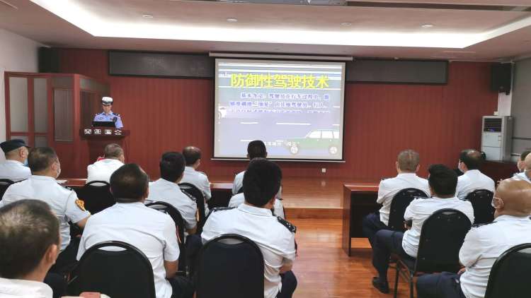 警企青岛交警市南大队积极开展“安全生产月”活动