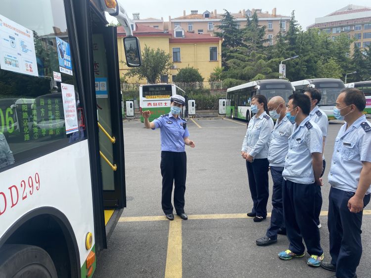 警企青岛交警市南大队积极开展“安全生产月”活动