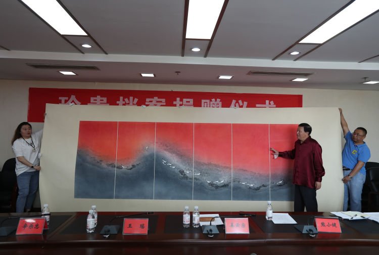 防护服签名防护服、红红的锦旗 青岛市档案馆收下沉甸甸的珍贵档案