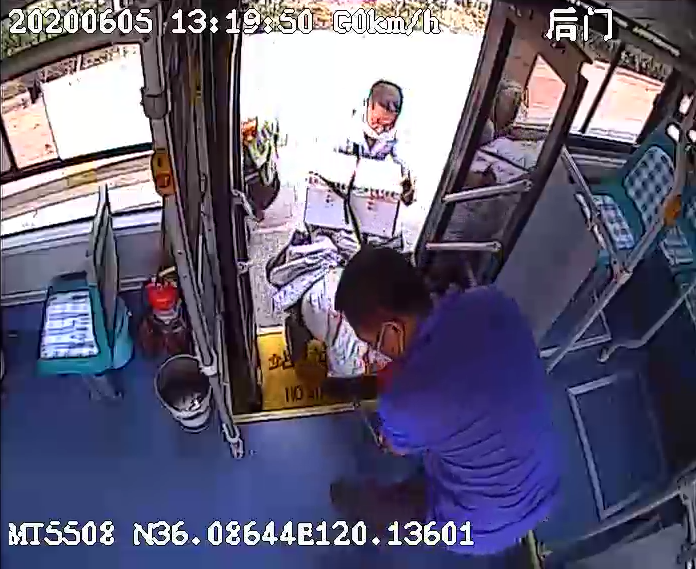 搀迎西海岸一年迈老人摆摊卖蔬菜 公交司机接力“搀迎帮扶”