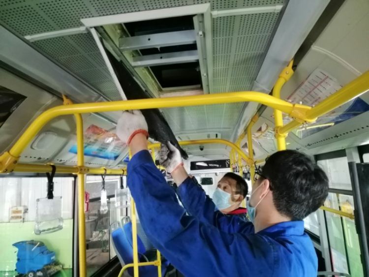 空调青岛空调公交车逐辆“洗肺” 随时做好开启空调准备