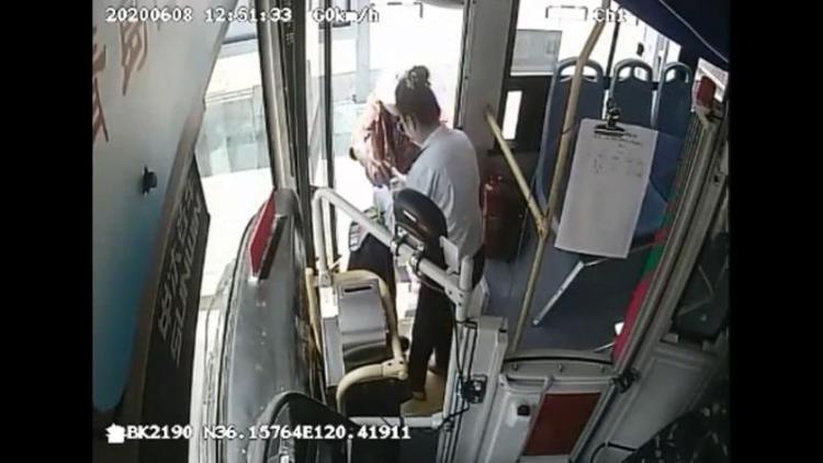 暖心暖心！老人步履蹒跚 361路驾驶员伸出援手细心搀扶