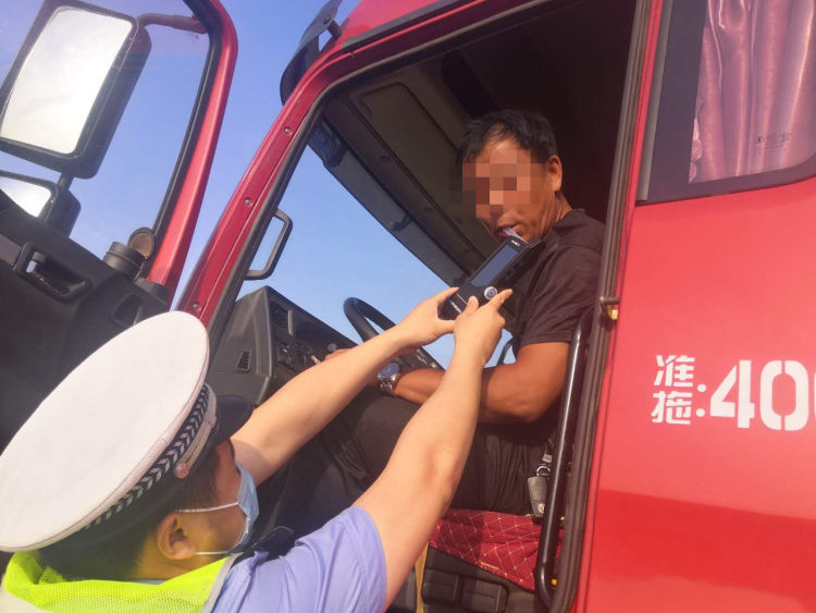 酿祸酒驾终酿祸 货车司机酒后开车打瞌睡引发追尾