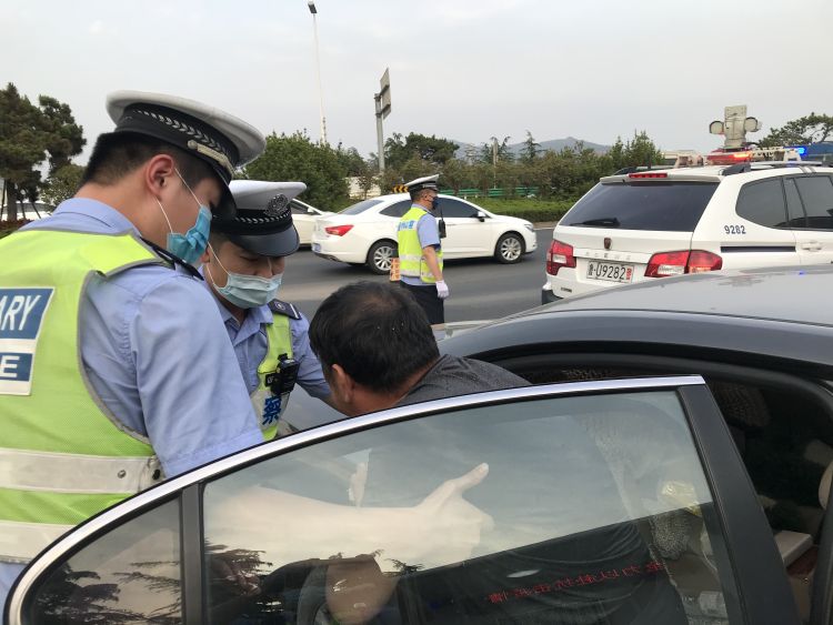 割伤即墨男子干活割伤手部 晚高峰民警紧急护送开辟绿色通道